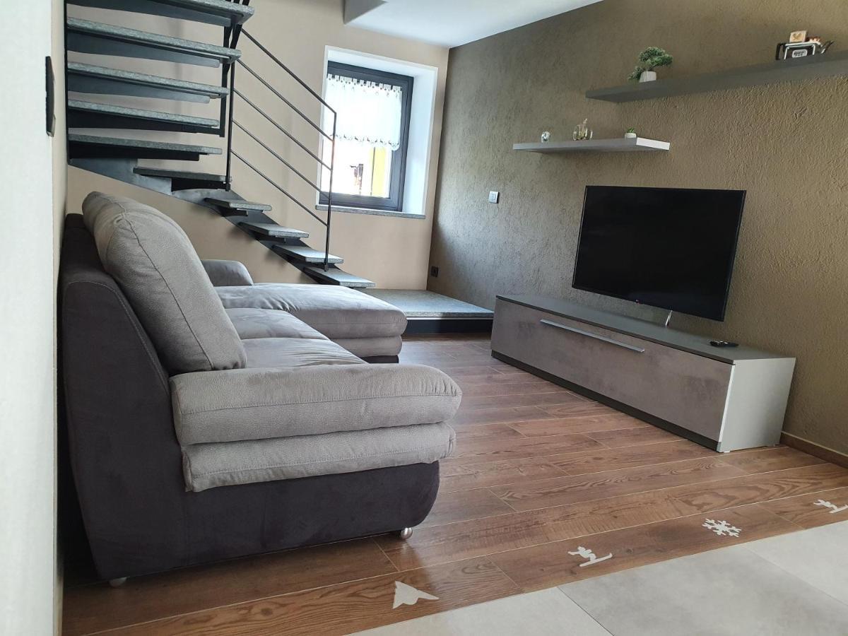 Casa Vacanza Lo Nano Fenis Bagian luar foto